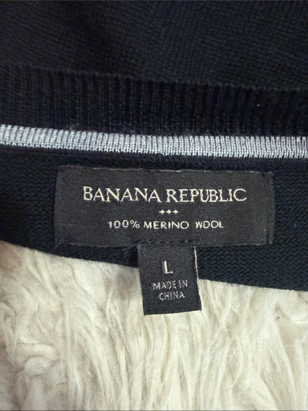 Men’s Banana Republic Black 100% Merino Wool V-Neck Lightweight Sweater Large